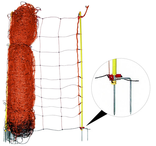 Aufgerolltes, elektrifizierbares Schafzaunnetz in Orange mit gelben Pfählen und Doppelspitze, 90 cm bis 106 cm hoch, inklusive Detailansicht der stabilen Bodenbefestigung.